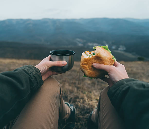 Senderista comiendo un bocadillo casero en la montaña