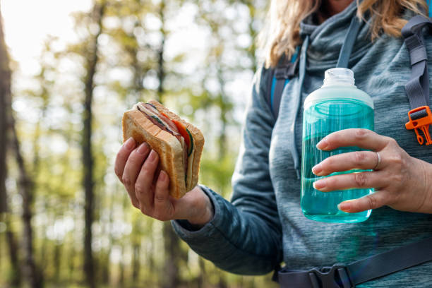 Senderista comiendo un bocadillo casero en una ruta