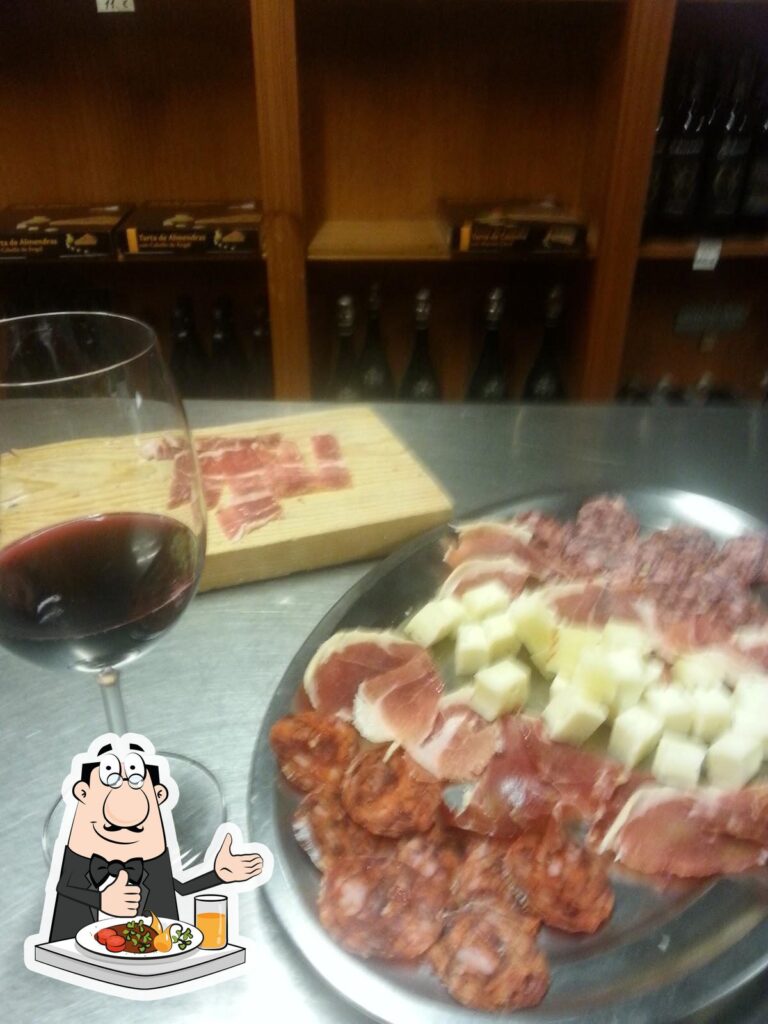 Tabla de embutidos con copa de vino