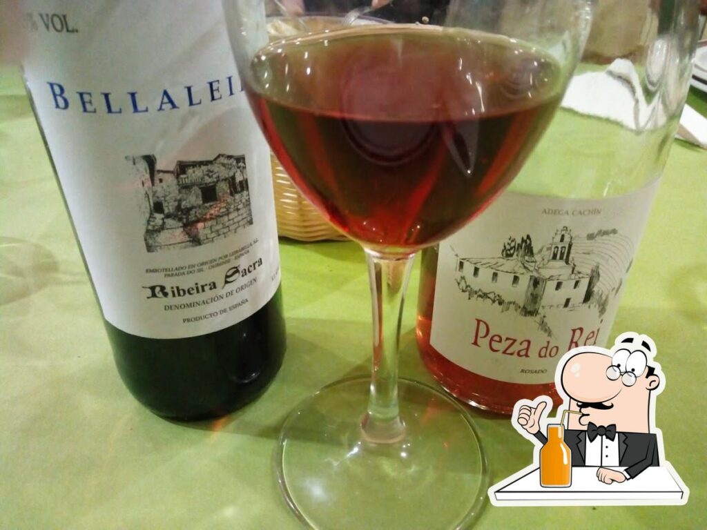 Botella de vino con copa