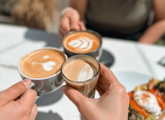 Personas brindando con cafés