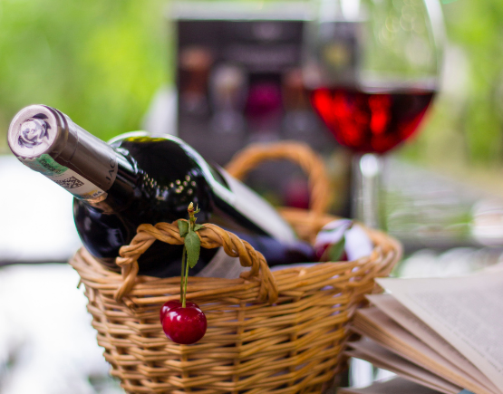 Cesta con vinos y productos de la zona